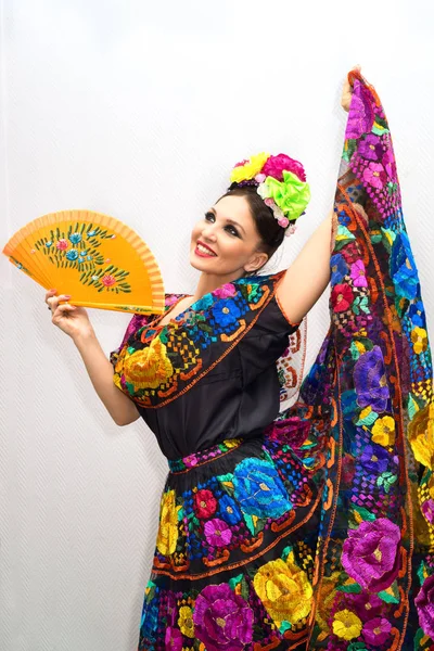 Όμορφη χαμογελαστή Μεξικού γυναίκα στον παραδοσιακό μεξικάνικο φόρεμα με ανεμιστήρα — Φωτογραφία Αρχείου