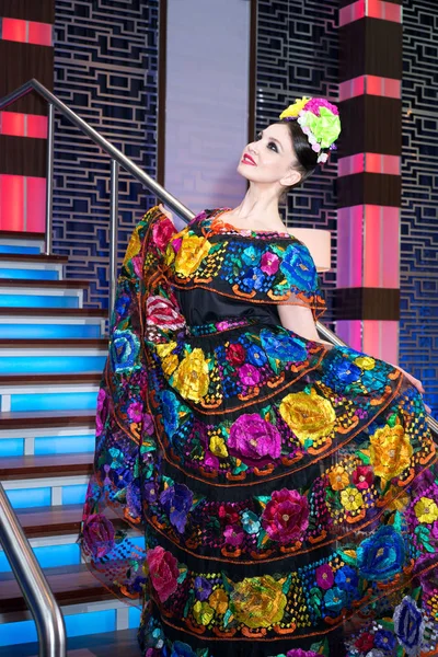 Mexikanerin in stickiger Tracht steht auf der Treppe — Stockfoto