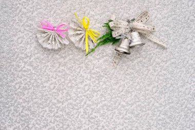 Noel ve yeni yıl kutlama arka plan gümüş renklerde. satır iki fan ve yay kopya alanı ile çan, metniniz için.