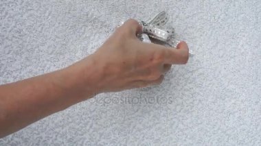 kadının el Noel çanları asılı, gövde satırı kopya alanı metni ile parlayan bir arka plan üzerinde yay ve fanlar