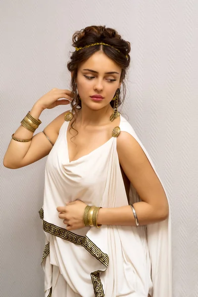 Portrét krásné elegantní řecké mladé ženy v tradiční antique bílá tunika — Stock fotografie