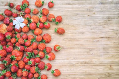 ahşap bir masa, bir kopya alanı ile üstten görünüm üzerinde çilek