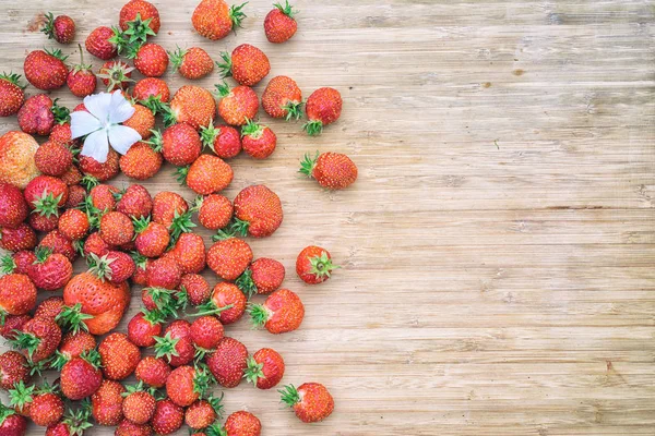 ahşap bir masa, bir kopya alanı ile üstten görünüm üzerinde çilek