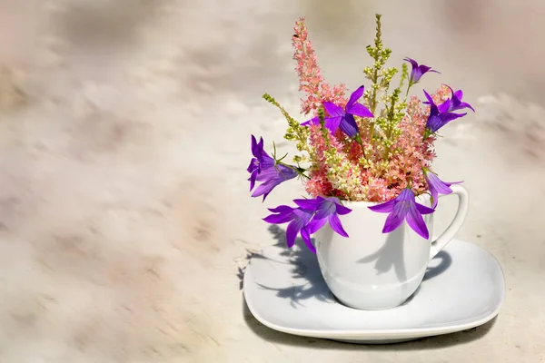 텍스트 복사 공간 밝은 갈색 배경에 화병으로 커피 한잔에 astilba와 블루 벨 꽃다발 — 스톡 사진