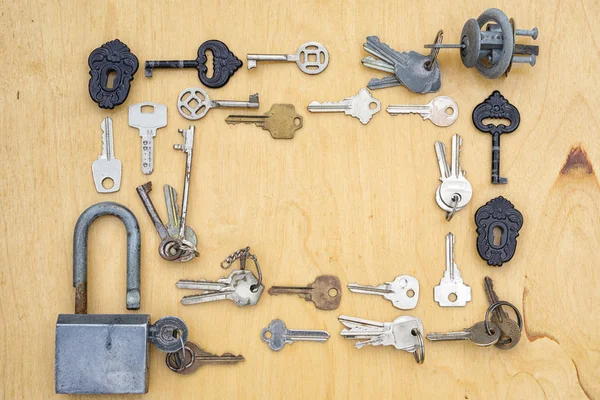 Llaves viejas y marco de la cerradura en un fondo de madera, top compiten con el espacio de copia para su texto. concepto de protección de seguridad . —  Fotos de Stock