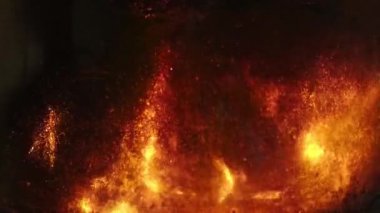 Yanan ateşi dumanlı camın fırında