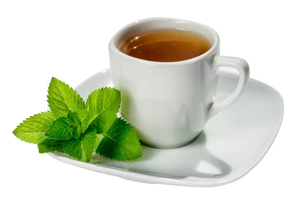 Bílý čaj cup a sauser s horkým čajem a mátou peprnou izolovaných na bílém pozadí — Stock fotografie