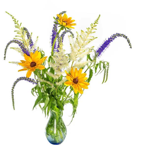 Aszimmetrikus csokor nyári virágok elszigetelt fehér background — Stock Fotó