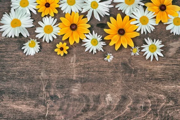 Üstten Görünüm metniniz için kopya alanı ile ahşap bir masaya papatya ve rudbeckia çiçek