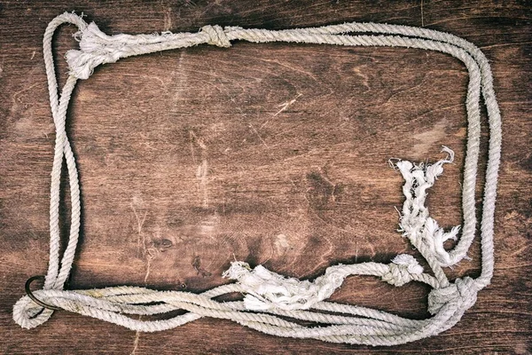 Vecchio bordo di corda su un tavolo di legno scuro con spazio copia — Foto Stock