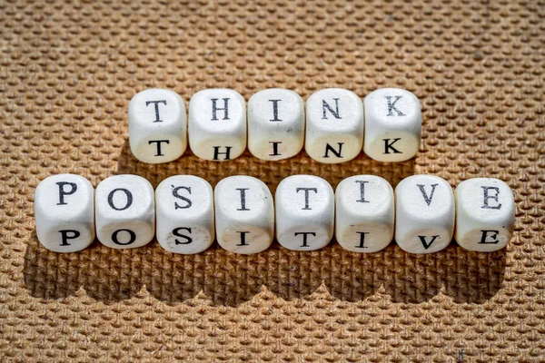 Positive Worte aus Spielzeugwürfeln mit Buchstaben denken — Stockfoto