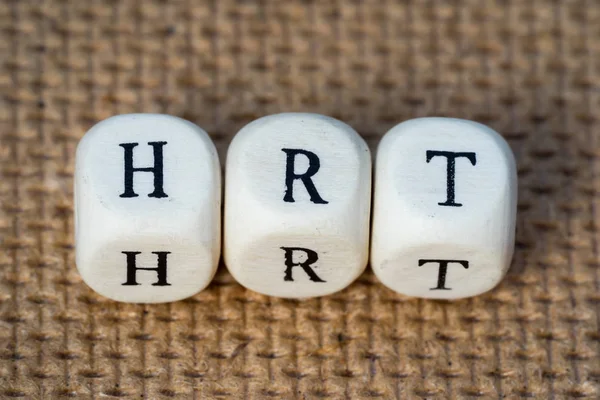 HRT (θεραπεία ορμονικής υποκατάστασης) λέξη από κύβους παιχνίδι με γράμματα — Φωτογραφία Αρχείου