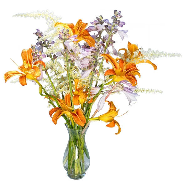 Bukett med orange hemerocallis, vit astilbe och blå hosta blommor i ett litet genomskinligt glasvas isolerad på vit bakgrund — Stockfoto