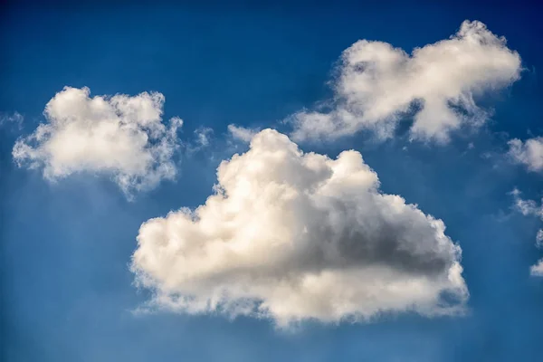 Blå himmel med vita moln närbild — Stockfoto