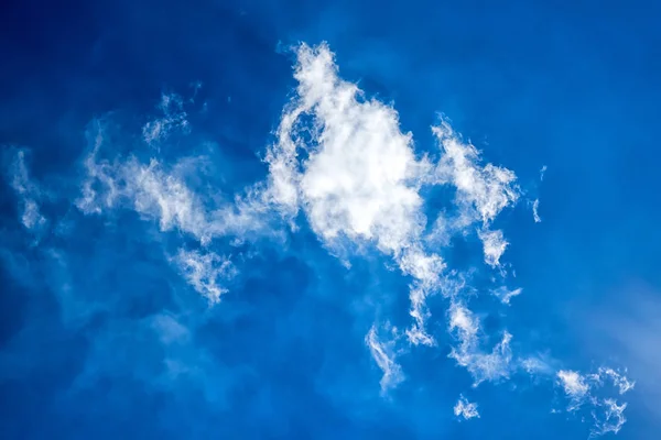 Blå himmel med vita moln närbild — Stockfoto