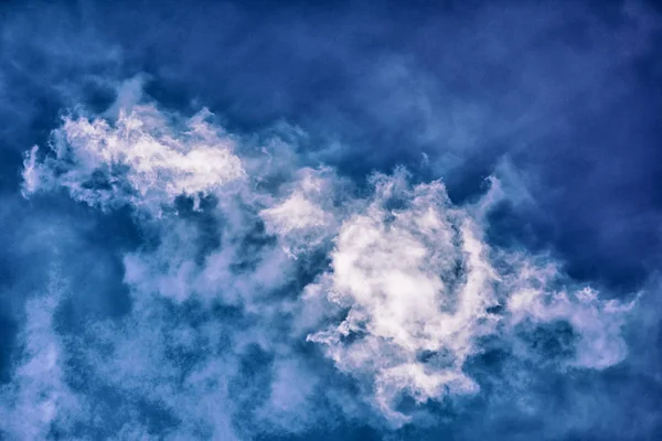 Céu azul com nuvens brancas closeup — Fotografia de Stock