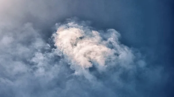 Blå himmel med vita moln på nära håll — Stockfoto