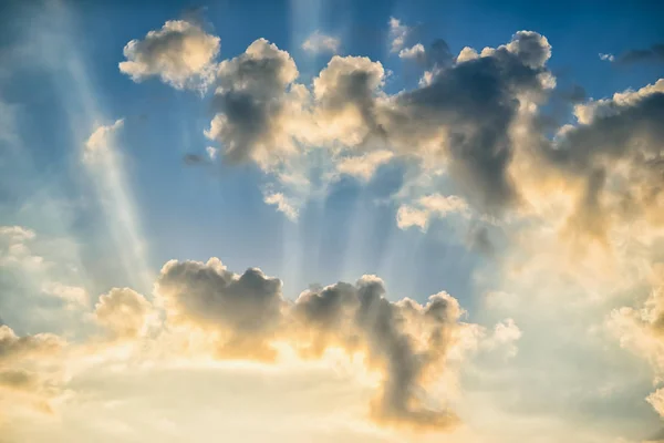 Färgglada dramatisk himmel med moln och solstrålar vid solnedgången. — Stockfoto