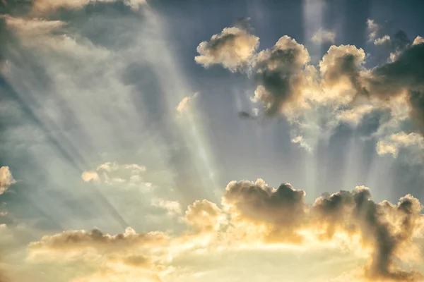 Cielo dramático colorido con nubes y rayos de sol al atardecer . —  Fotos de Stock