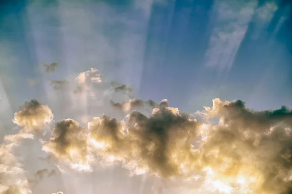 Färgglada dramatisk himmel med moln och solstrålar vid solnedgången. — Stockfoto