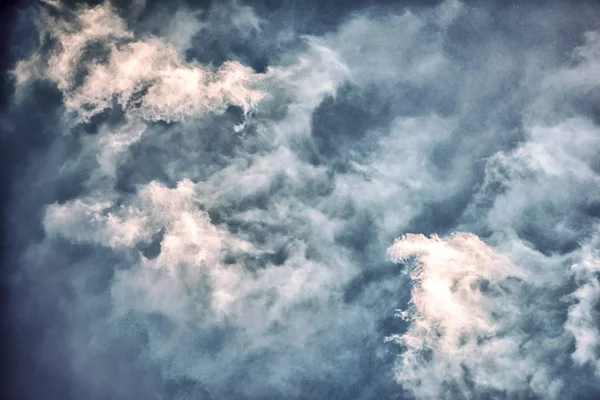 Μπλε ουρανός με άσπρα σύννεφα από κοντά — Φωτογραφία Αρχείου
