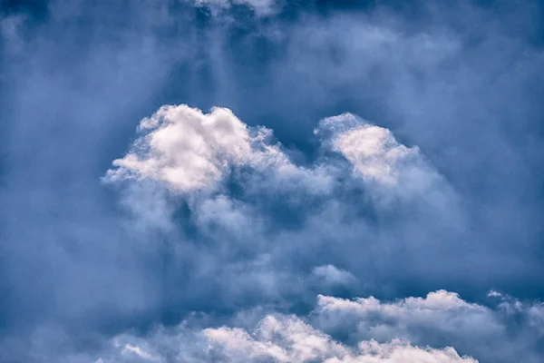 Blå himmel med vita moln närbild — Stockfoto