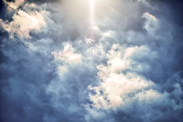 Blauer Himmel mit weißen Wolken aus nächster Nähe — Stockfoto