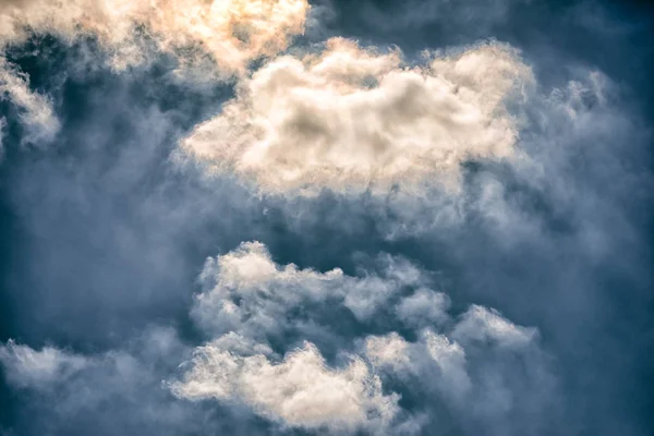Γαλάζιο του ουρανού με κίτρινα και λευκά σύννεφα closeup — Φωτογραφία Αρχείου