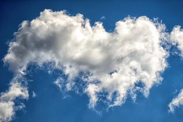 Cielo azul con nubes blancas primer plano — Foto de Stock
