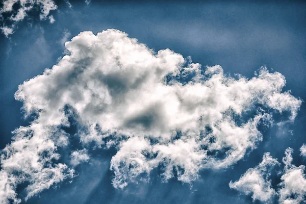 Blå himmel med vita moln på nära håll — Stockfoto