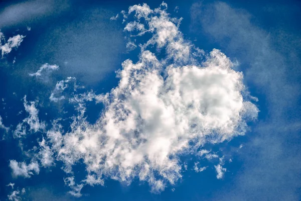 Nuvole bianche in un cielo blu di giorno — Foto Stock