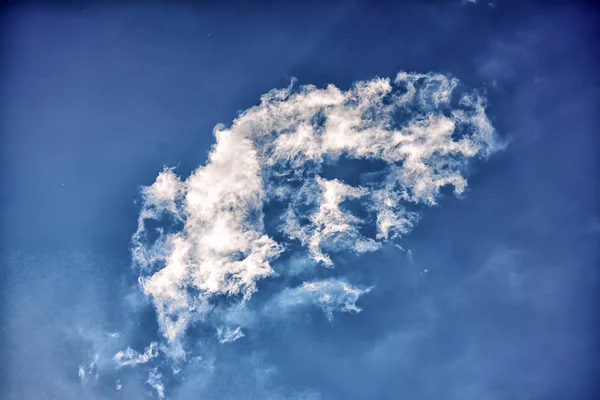 Nuvens brancas em um céu azul em um dia — Fotografia de Stock