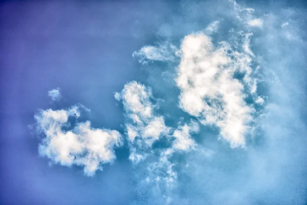 Vita moln på en blå himmel i en dagtid — Stockfoto