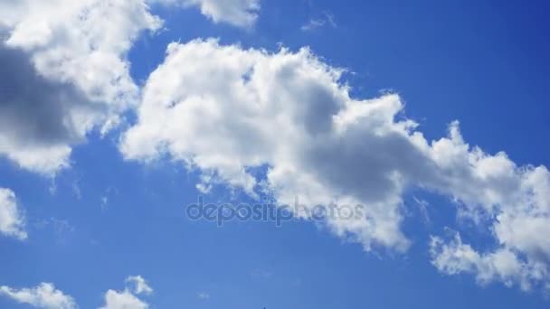 Gündüz, bir timelapse hareketle mavi gökyüzünde beyaz bulutlar — Stok video