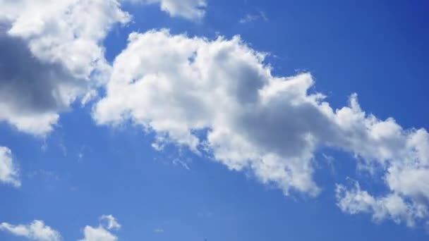 Nubes blancas en un cielo azul en un movimiento diurno, timelapse — Vídeos de Stock