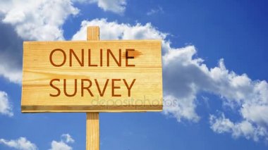 Online Anket kelime zaman atlamalı bulutlar mavi gökyüzünde karşı ahşap bir işaret üstünde 