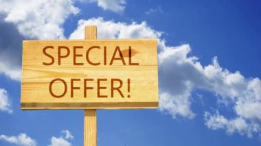 Özel Fırsat kelime zaman atlamalı bulutlar mavi gökyüzünde karşı ahşap bir işaret üstünde