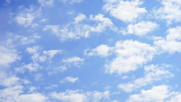 Grupo de muchas nubes pequeñas en un cielo azul, lapso de tiempo — Vídeos de Stock