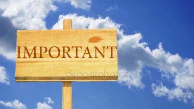 Önemli kelime zaman atlamalı bulutlar mavi gökyüzünde karşı ahşap bir üye