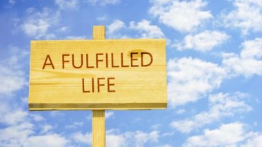 Yerine bir yaşam. Kelime zaman atlamalı bulutlar mavi gökyüzünde karşı ahşap bir işaret üstünde. 