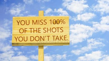 Sen almıyorsun, çekim kelime zaman atlamalı bulutlar mavi gökyüzünde karşı ahşap bir işaret üstünde %100 özledim. 