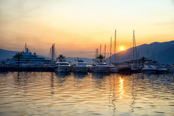 モンテネグロ ポートの夕日。港に停泊するヨット. — ストック写真