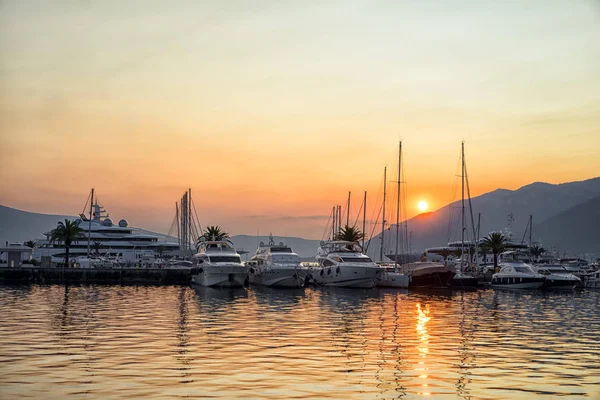 港の美しい夕日。背景に山と港のヨット. — ストック写真