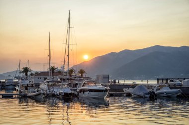 günbatımı Karadağ limanda. yat limanında.