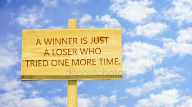 Kazanan bir kez daha denedim sadece ezik biri. Kelime zaman atlamalı bulutlar mavi gökyüzünde karşı ahşap bir işaret üstünde. 