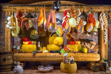 Kotor, Karadağ - 04 Eylül 2017: mağazası Cogimar Shop, Karadağ'ın ünlü balık stok. Vitrin ürünleri - peynir, sosis, jamon, meyve, şarap bir bolluk ile süslüdür.