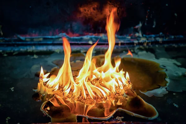 Die Flamme brennender Kerzen in der Kirche im Wachs geschmolzenen Wachses. Kerzenflamme aus nächster Nähe. — Stockfoto