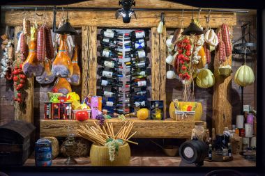 Kotor, Karadağ - 04 Eylül 2017: mağazası Cogimar Shop, Karadağ'ın ünlü balık stok. Vitrin ürünleri - peynir, sosis, jamon, meyve, şarap bir bolluk ile süslüdür.