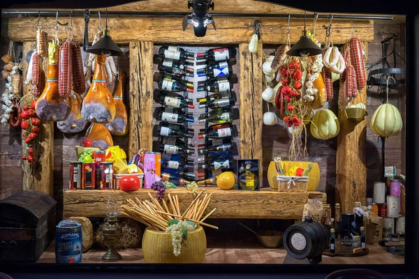 Kotor, Montenegro - 04 de setembro de 2017: loja de Cogimar, uma famosa loja de peixe no Montenegro. A vitrine é decorada com uma abundância de produtos - queijo, salsichas, jamon, frutas, vinho . — Fotografia de Stock