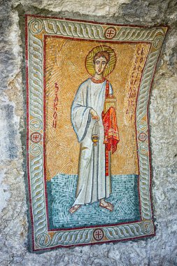 Ostrog, Karadağ - 4 Eylül 2017: manastır Ostrog Karadağ'daki duvarda Mozaik